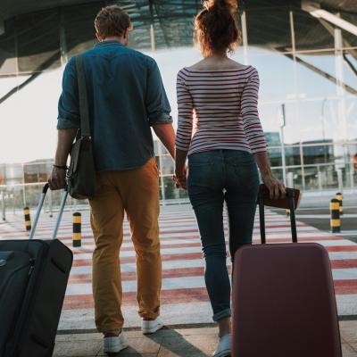 man en vrouw met bagage buiten aan de luchthaven